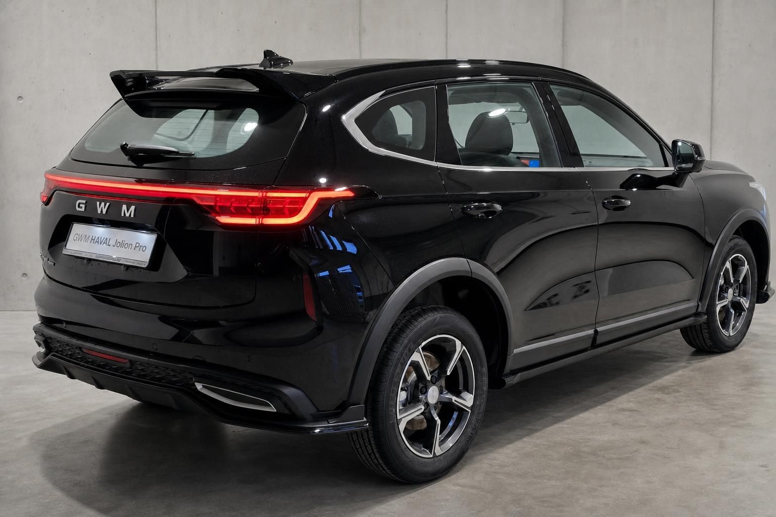 GWM Haval Jolion Pro schwarz, Heckansicht schräg im Studio