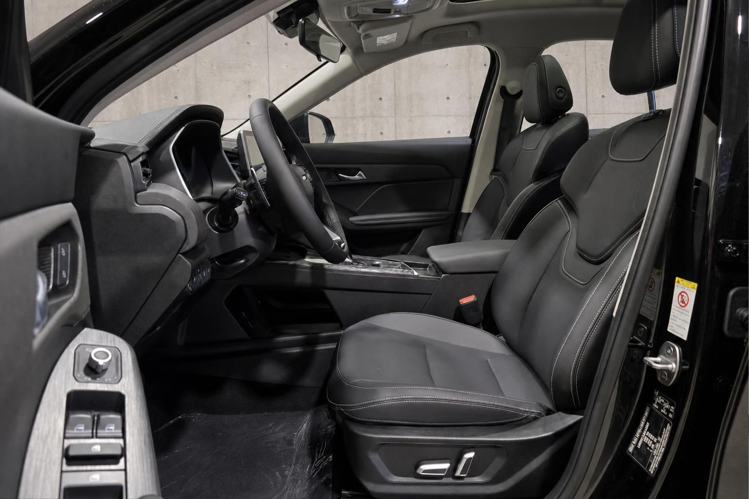 Vordersitze mit schwarzem Lederinterieur und Ambientelicht im SUV