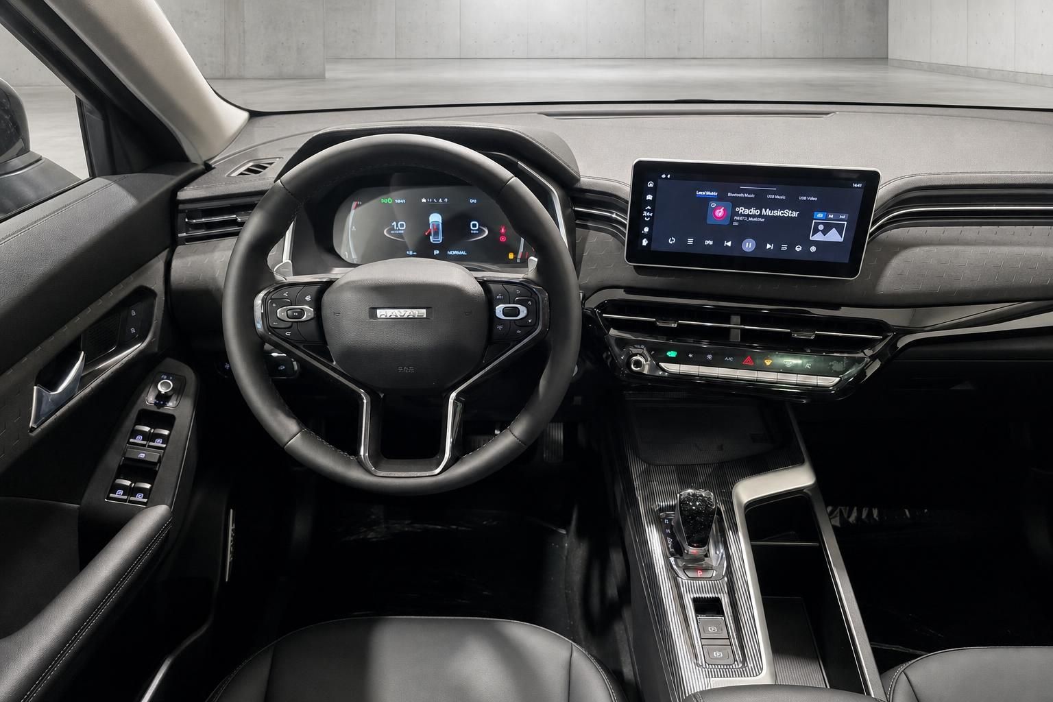 Cockpit mit Lenkrad, Digitaltacho und Touchscreen im Haval SUV