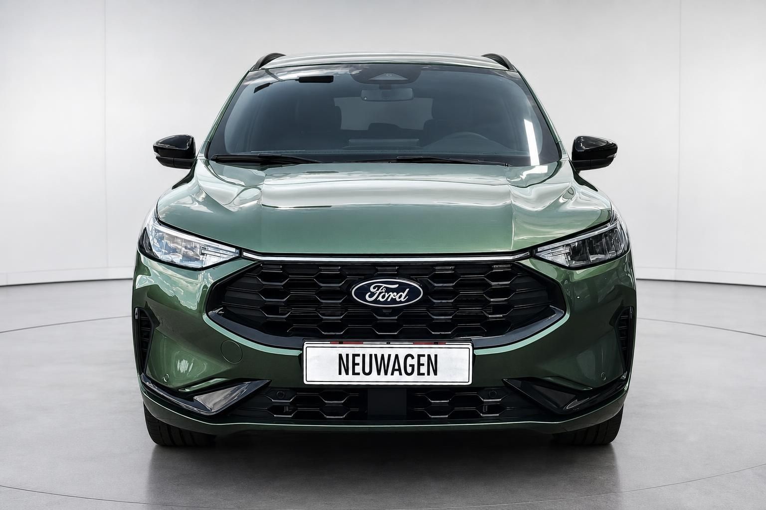Ford Kuga in Gruen, Frontansicht mit Kuehlergrill im Studio