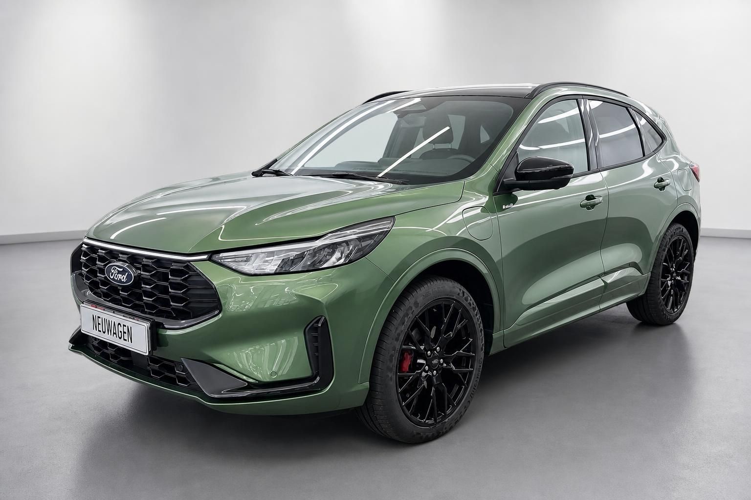 Ford Kuga ST-Line grün metallic Neuwagen Frontansicht mit schwarzen Alufelgen