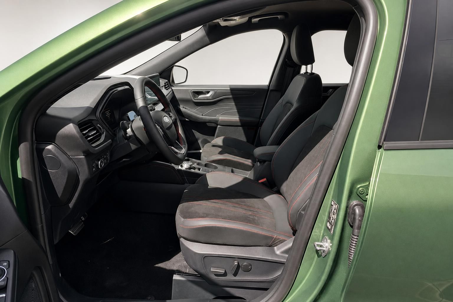 Ford Kuga grün metallic Innenraum mit schwarzen Sportsitzen und roten Ziernähten