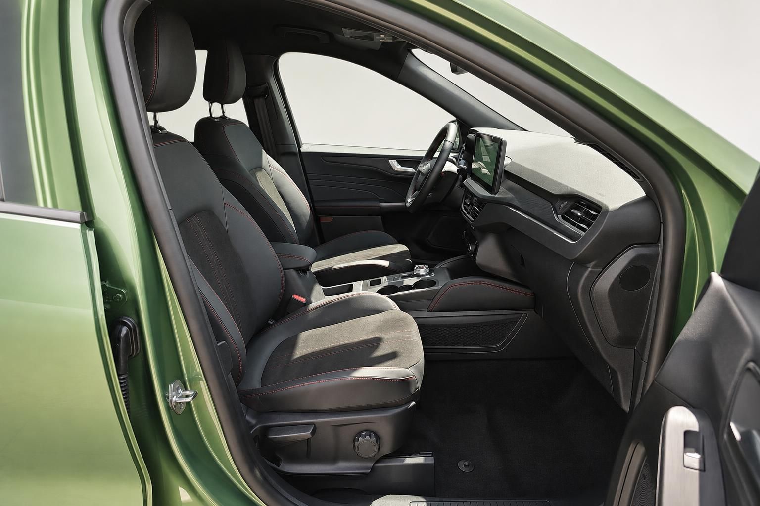 Ford Kuga Innenraum Vordersitze und Cockpit mit Touchscreen Ansicht durch Fahrertür
