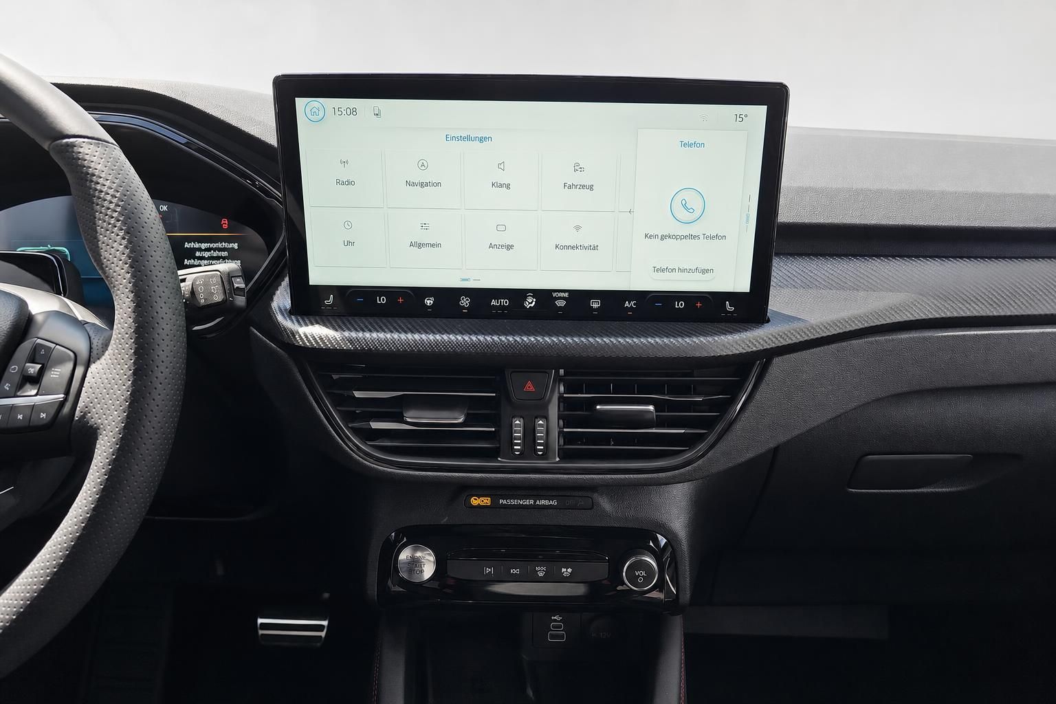 Ford Kuga Cockpit Detailansicht Touchscreen Infotainment und Mittelkonsole