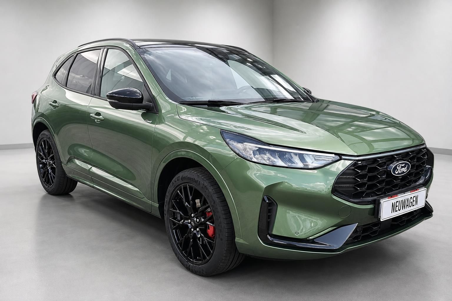 Ford Kuga in Gruen, Frontansicht schraeg mit roten Bremssaetteln