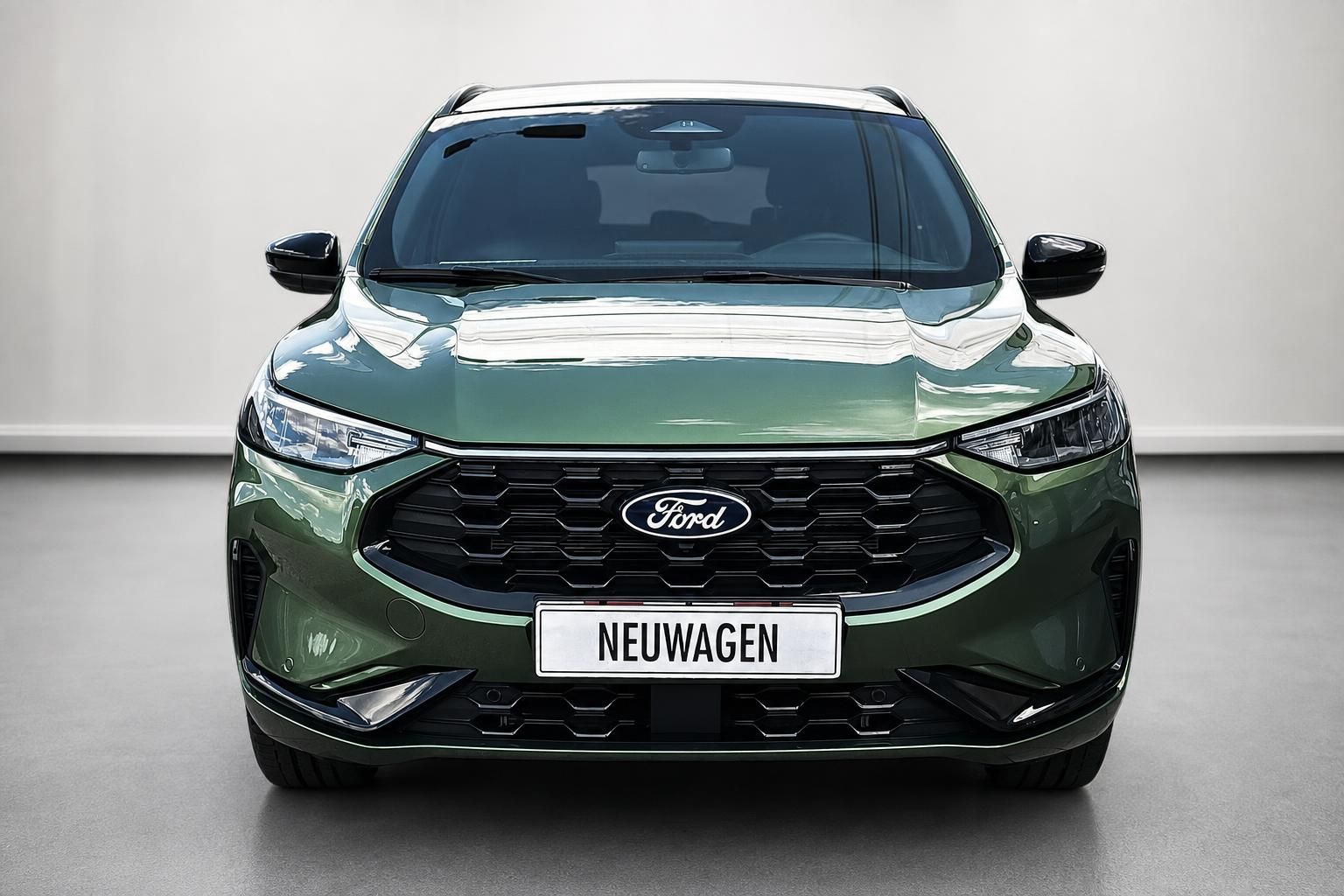 Ford Kuga gruen metallic, Frontalansicht mit Ford Logo