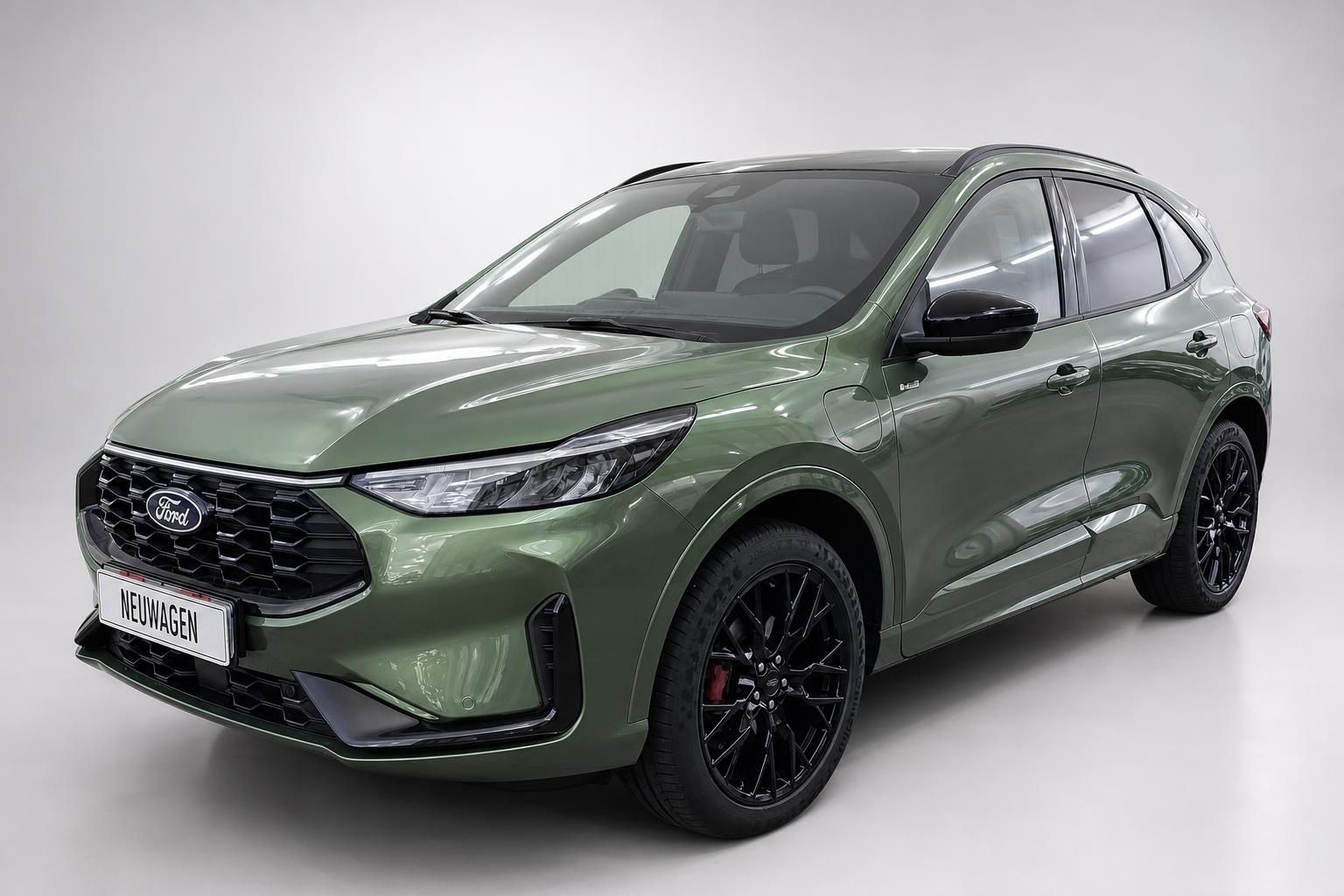 Ford Kuga in Gruen metallic, Frontansicht schraeg, Studioaufnahme