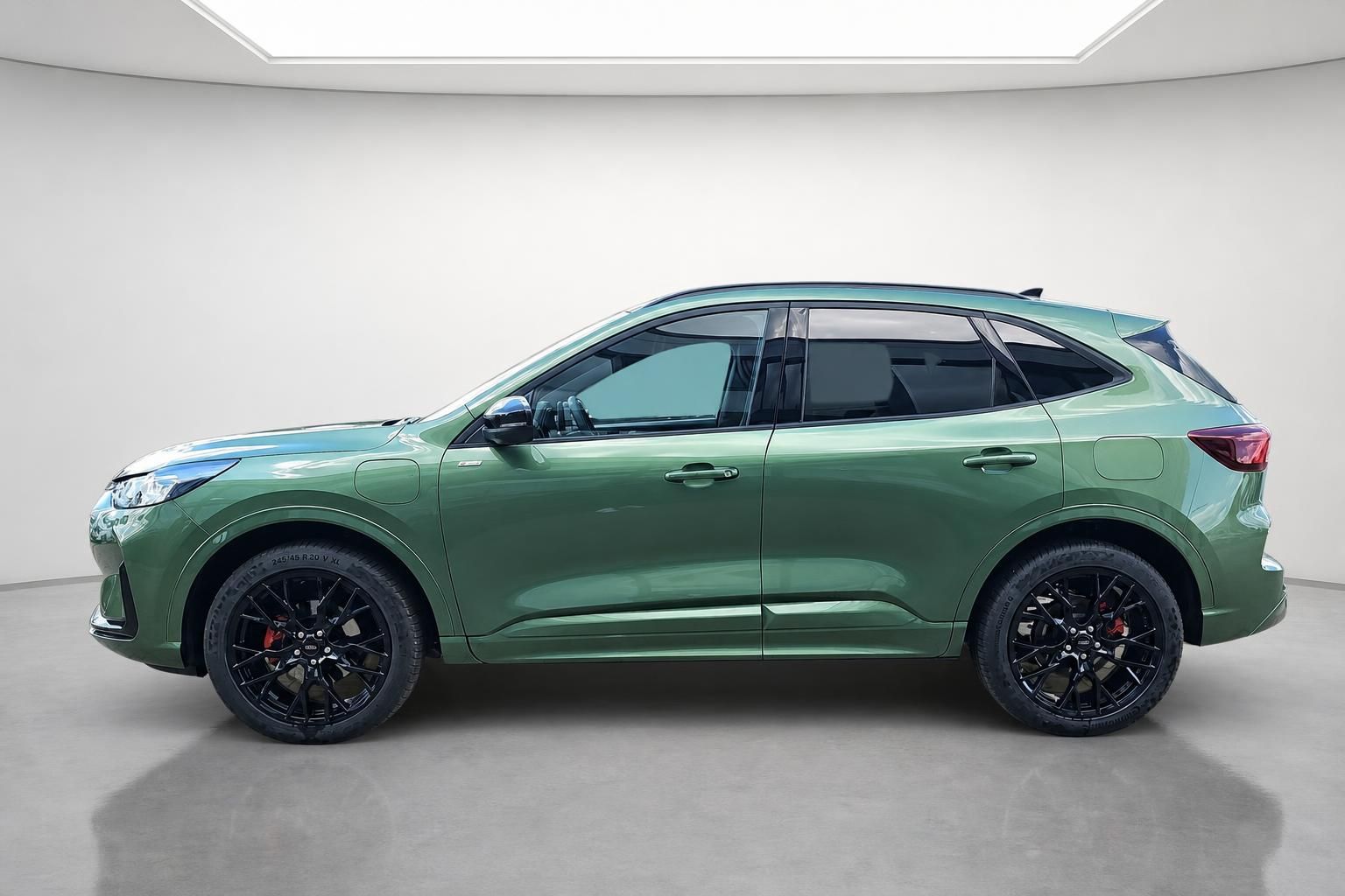 Ford Kuga gruen, Seitenansicht mit schwarzen Alufelgen im Studio