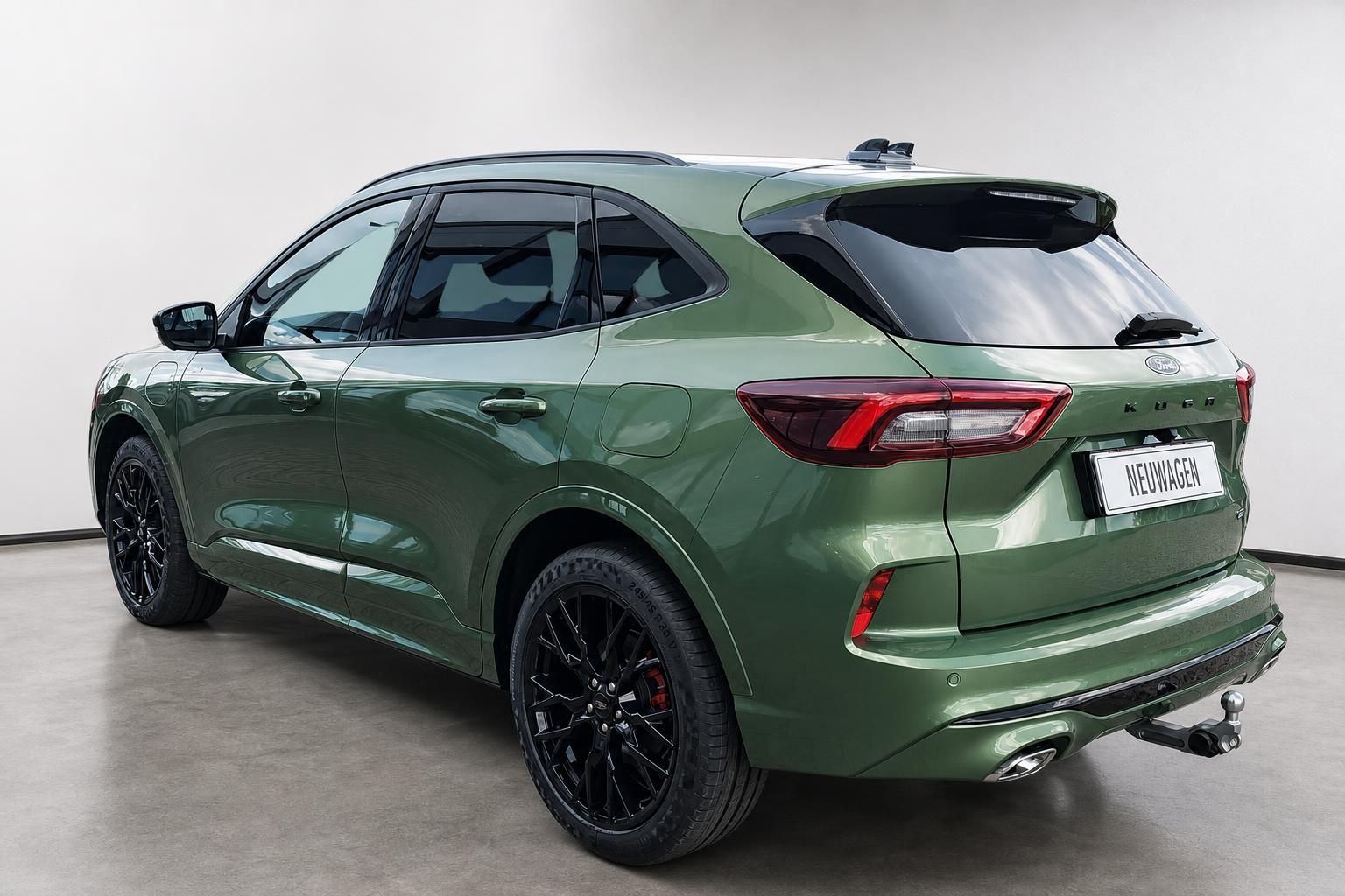 Ford Kuga in Gruen, Heckansicht schraeg mit Anhaengerkupplung