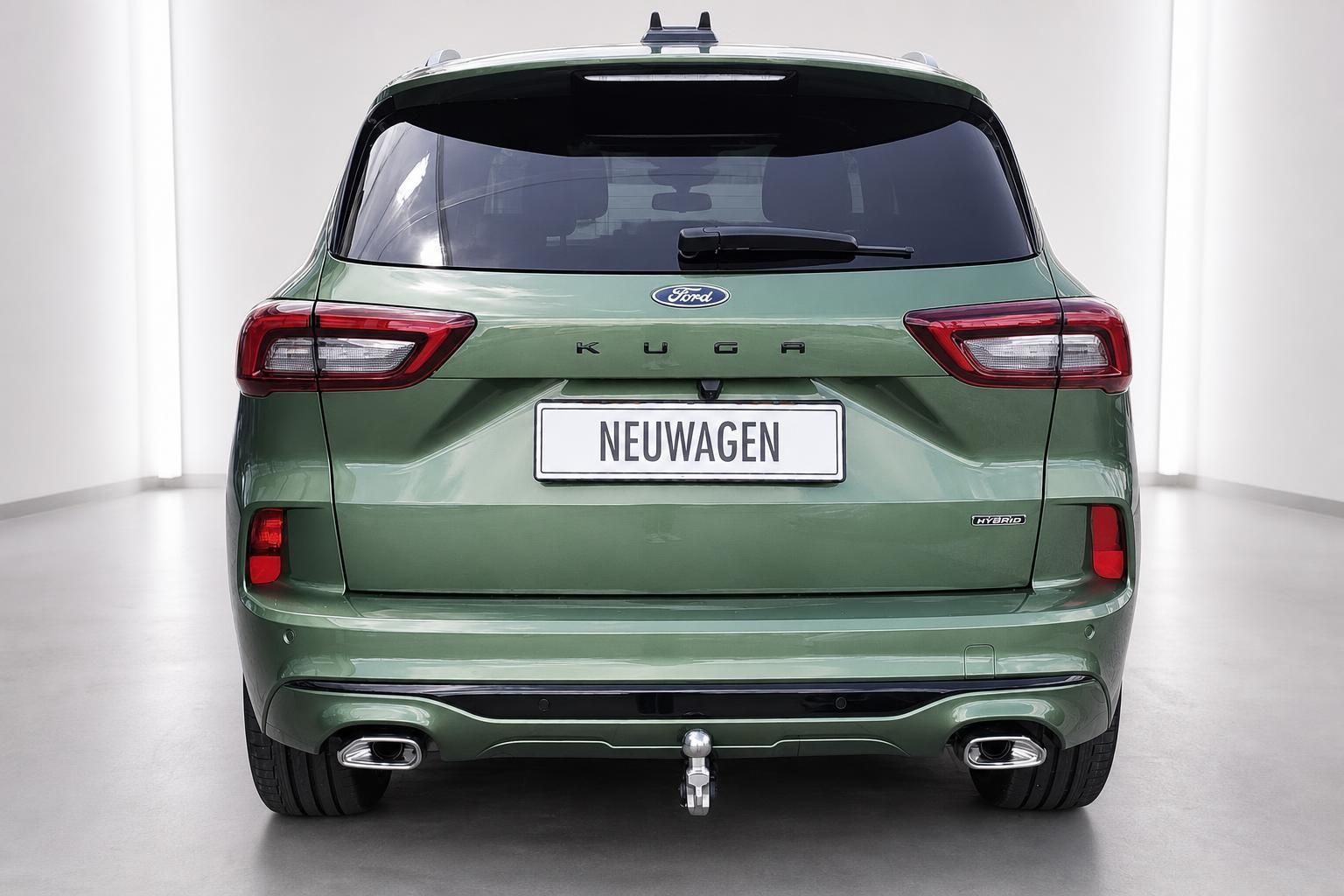 Ford Kuga in Gruen, Heckansicht mit Anhaengerkupplung im Studio