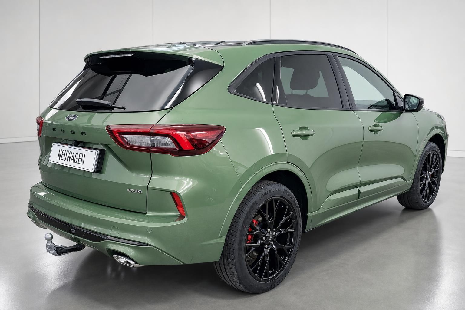 Ford Kuga in Gruen, Heck-Seitenansicht mit Panoramadach