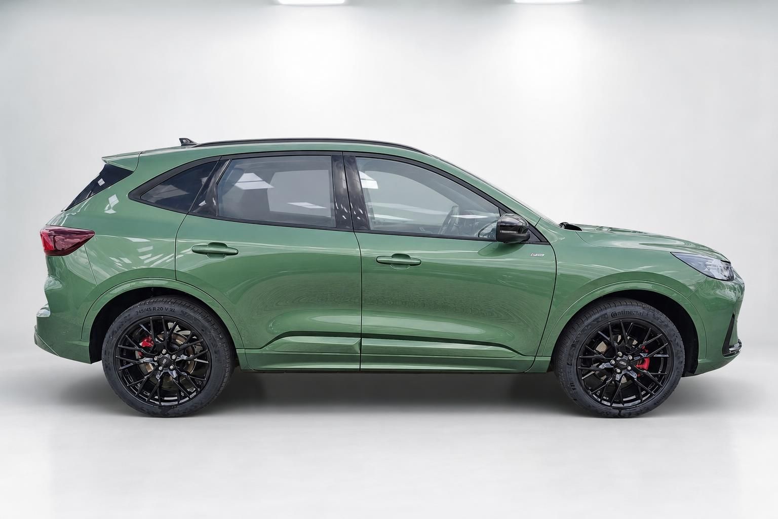 Ford Kuga in Gruen, Seitenansicht mit schwarzen Alufelgen