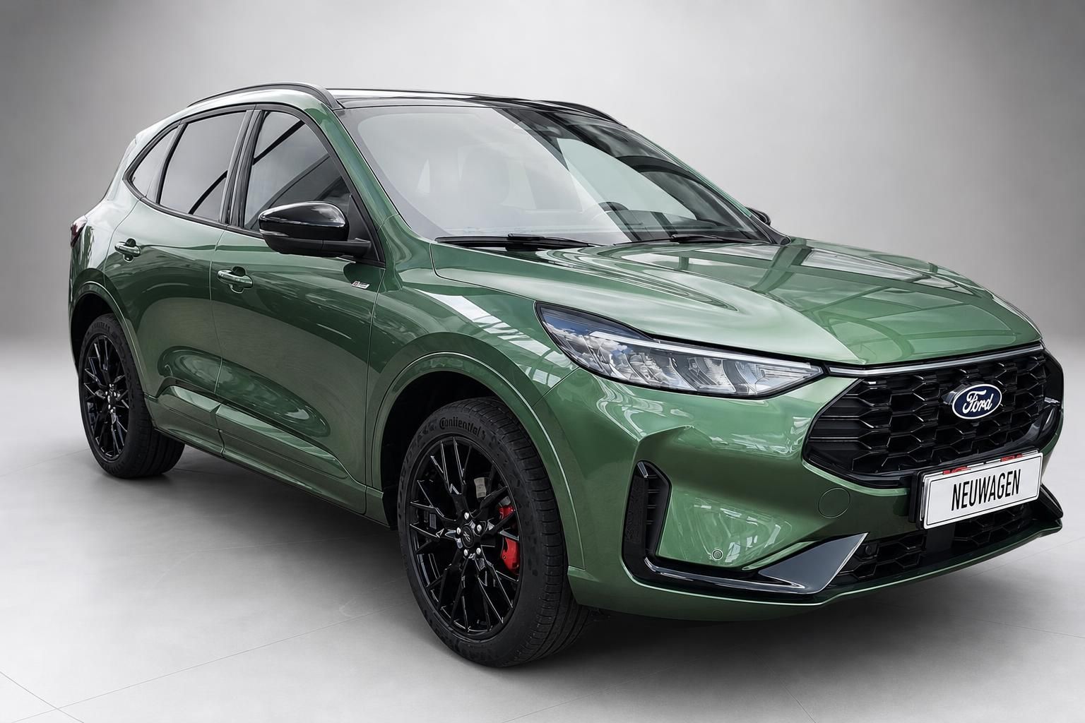 Ford Kuga in Gruen, Front-Seitenansicht mit sportlichen Felgen