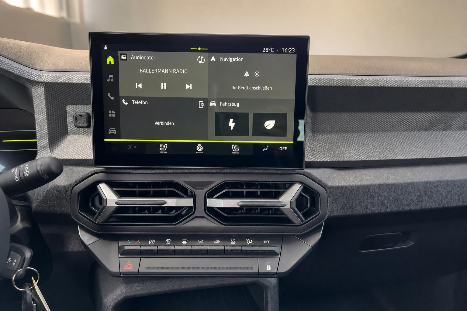 Fahrzeug Infotainment-System Display mit Navigation und Audiodatei-Menü
