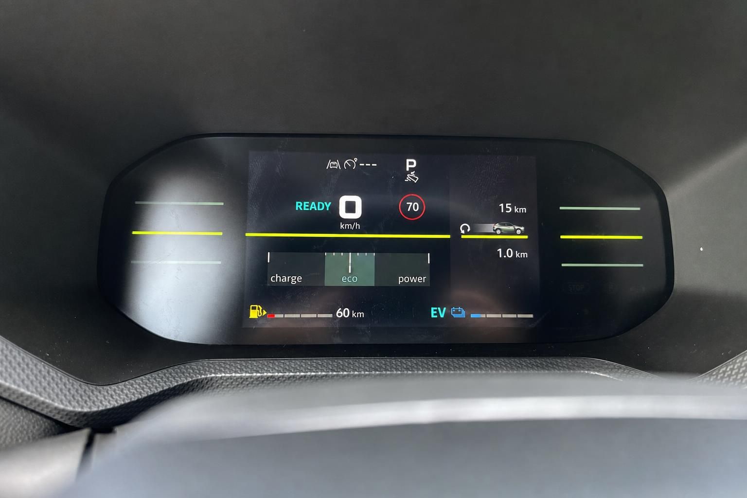 Digitales Armaturenbrett Display mit Elektroauto Ladezustand und Fahrmodus Anzeigen