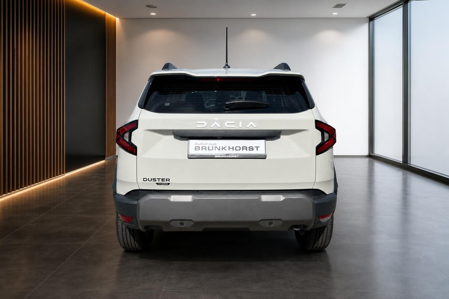 Dacia Duster Heckansicht in weiß mit DUSTER Schriftzug und LED-Rücklichtern