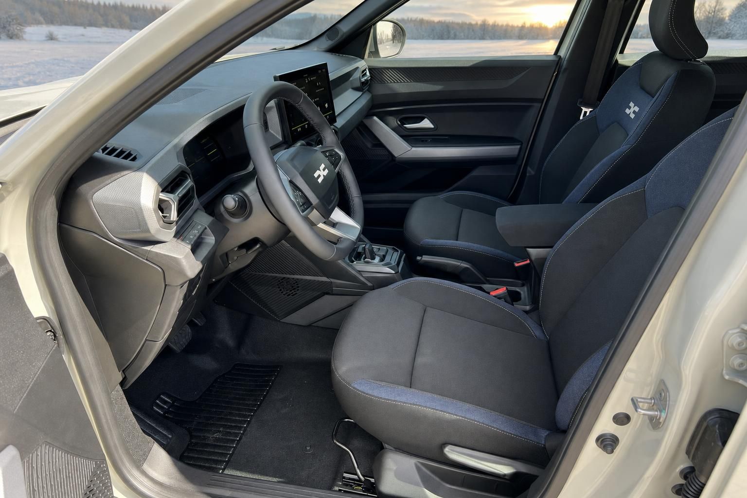 Dacia Duster Innenraum mit dunklen Sportsitzen und modernem Cockpit Design