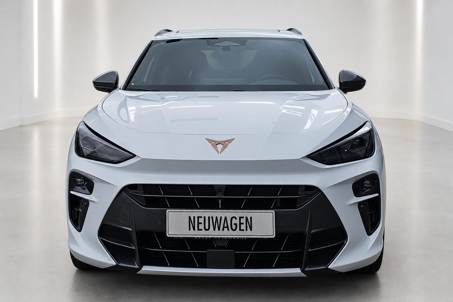Weißer Cupra Frontansicht mit Kennzeichen Neuwagen im Studio