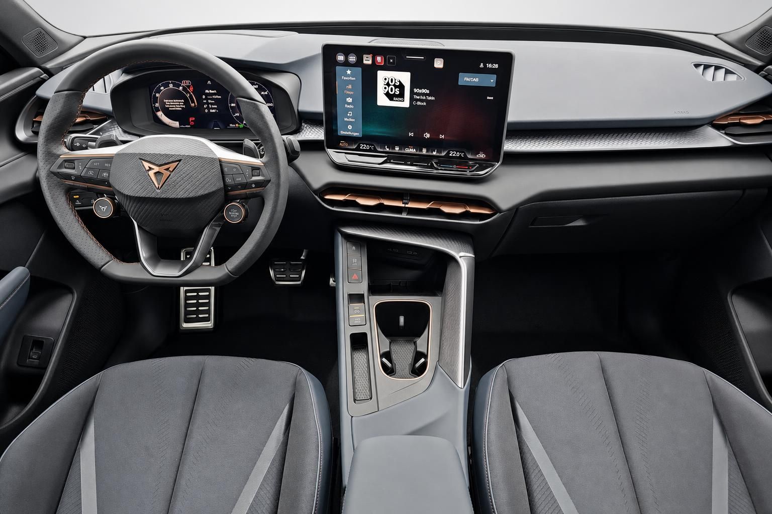 Cupra Cockpit mit Lenkrad, Display und Mittelkonsole im Detail