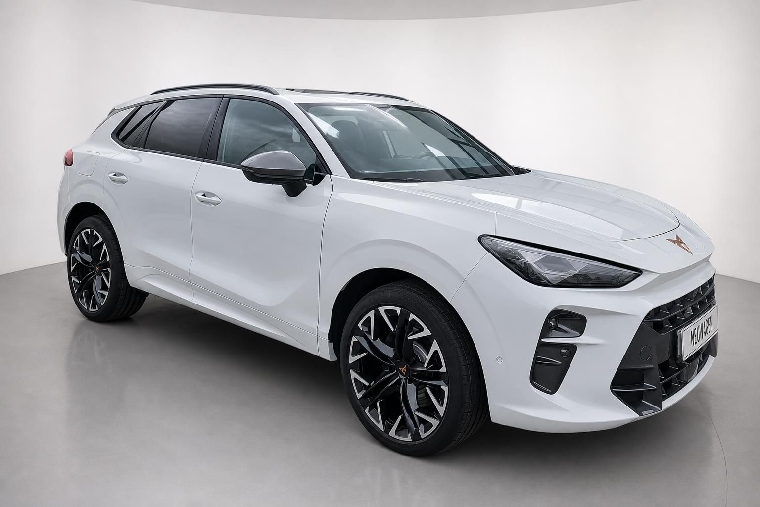 Cupra SUV weiß Frontansicht schräg mit Alufelgen im Studio