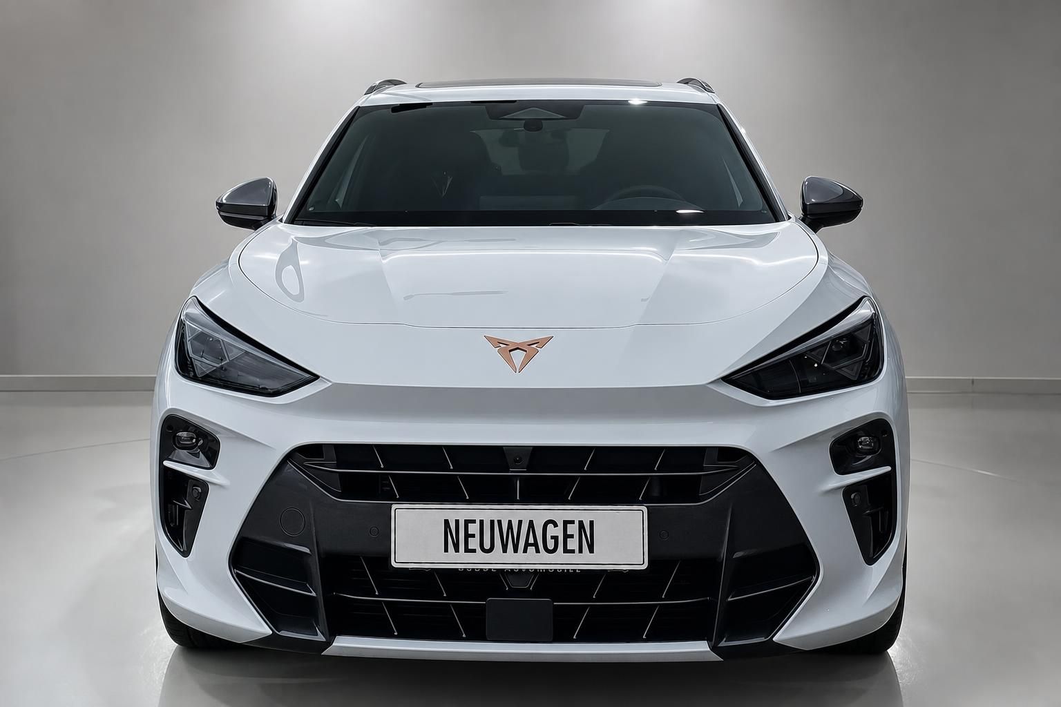 Cupra SUV weiß Frontansicht mit Kennzeichen Neuwagen im Studio