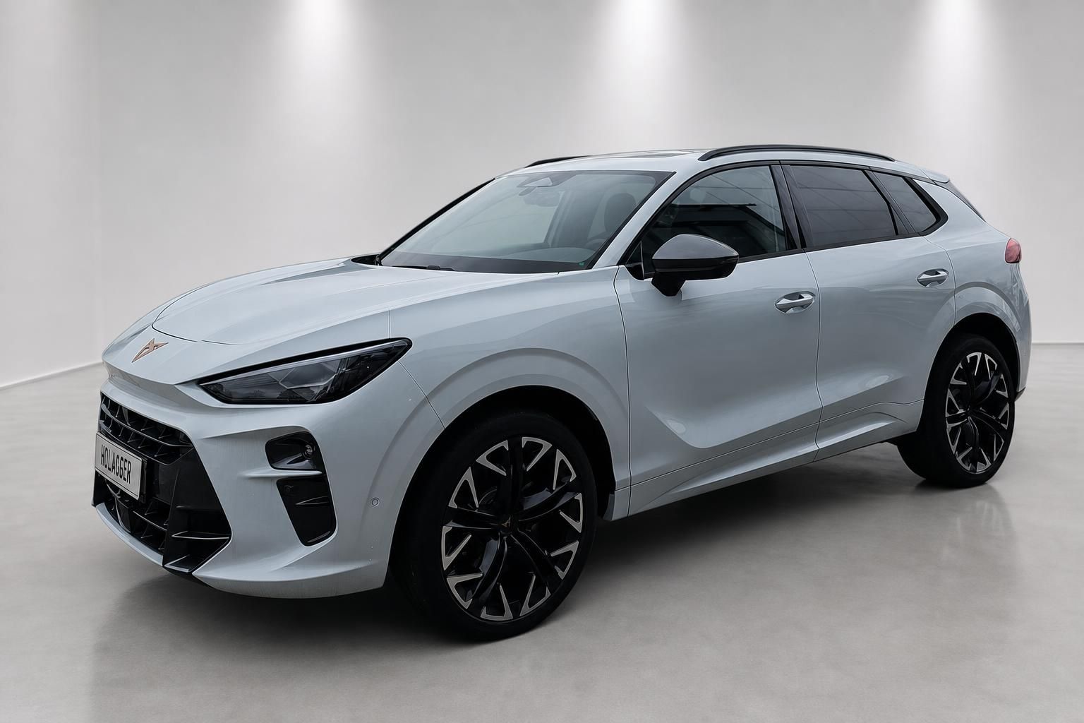 Cupra SUV silber Frontansicht schräg mit sportlichen Felgen im Studio