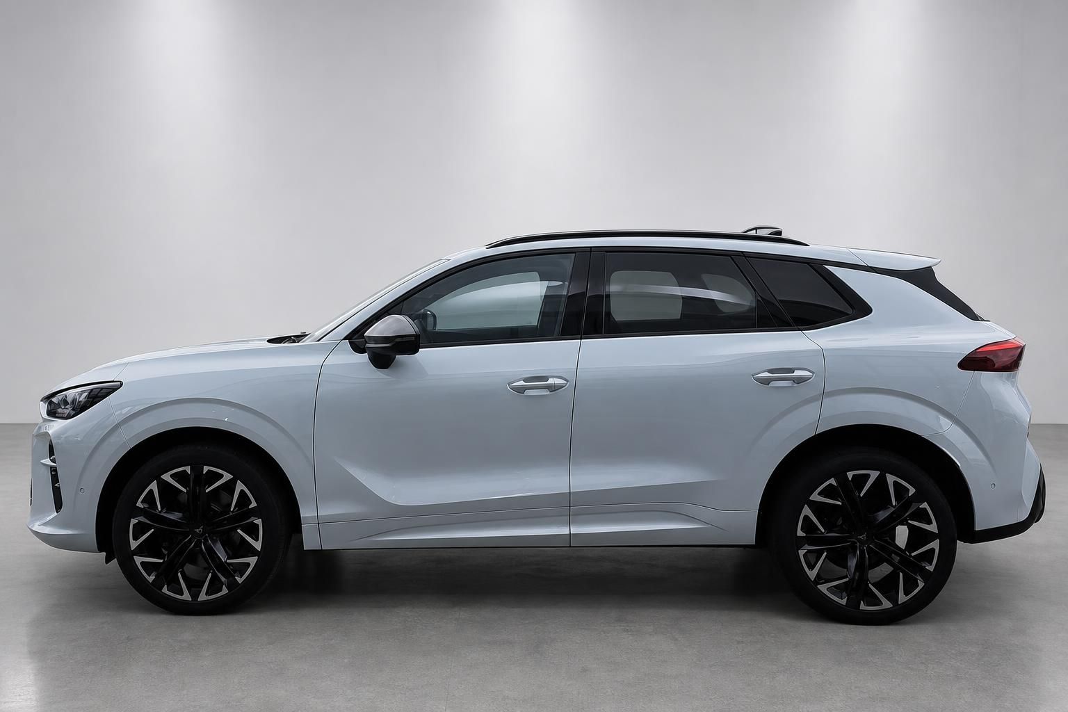 Cupra SUV weiß Seitenansicht mit Panoramadach und schwarzen Felgen