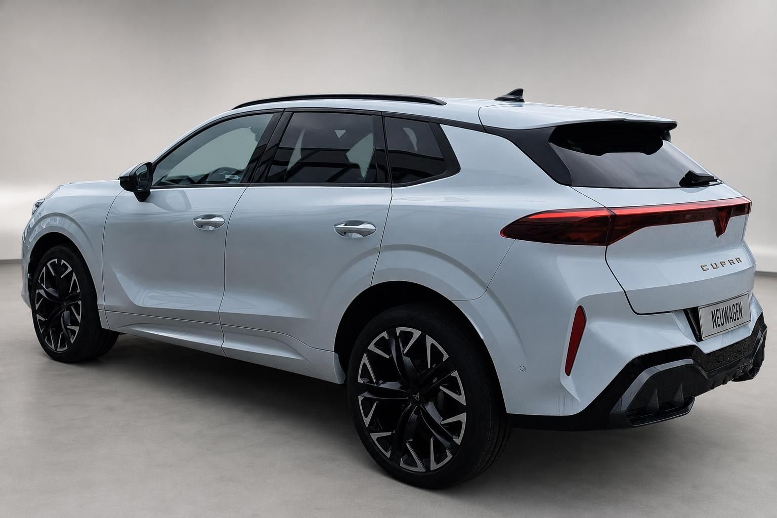 Cupra SUV weiß Heckansicht schräg mit Rückleuchten und Felgen