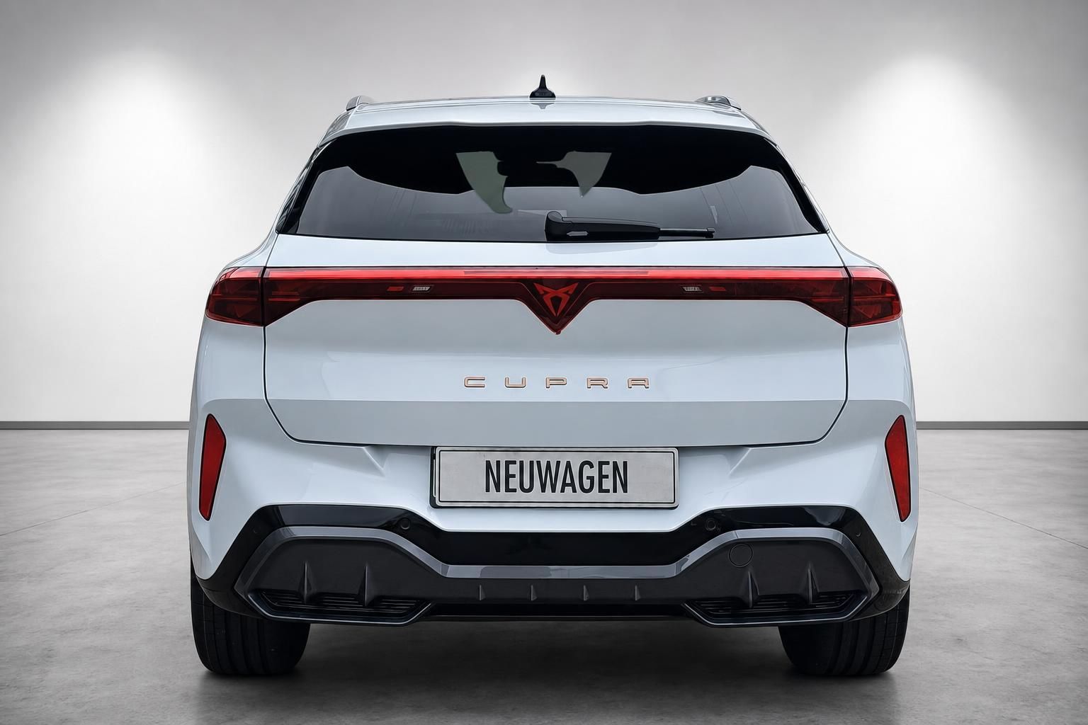 Cupra SUV in Weiss, Heckansicht mit LED-Ruecklichtband im Studio