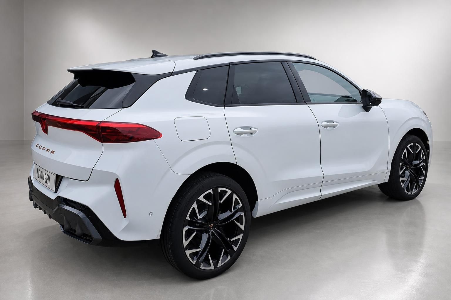 Cupra SUV in Weiss, Heck-Seitenansicht mit sportlichem Design