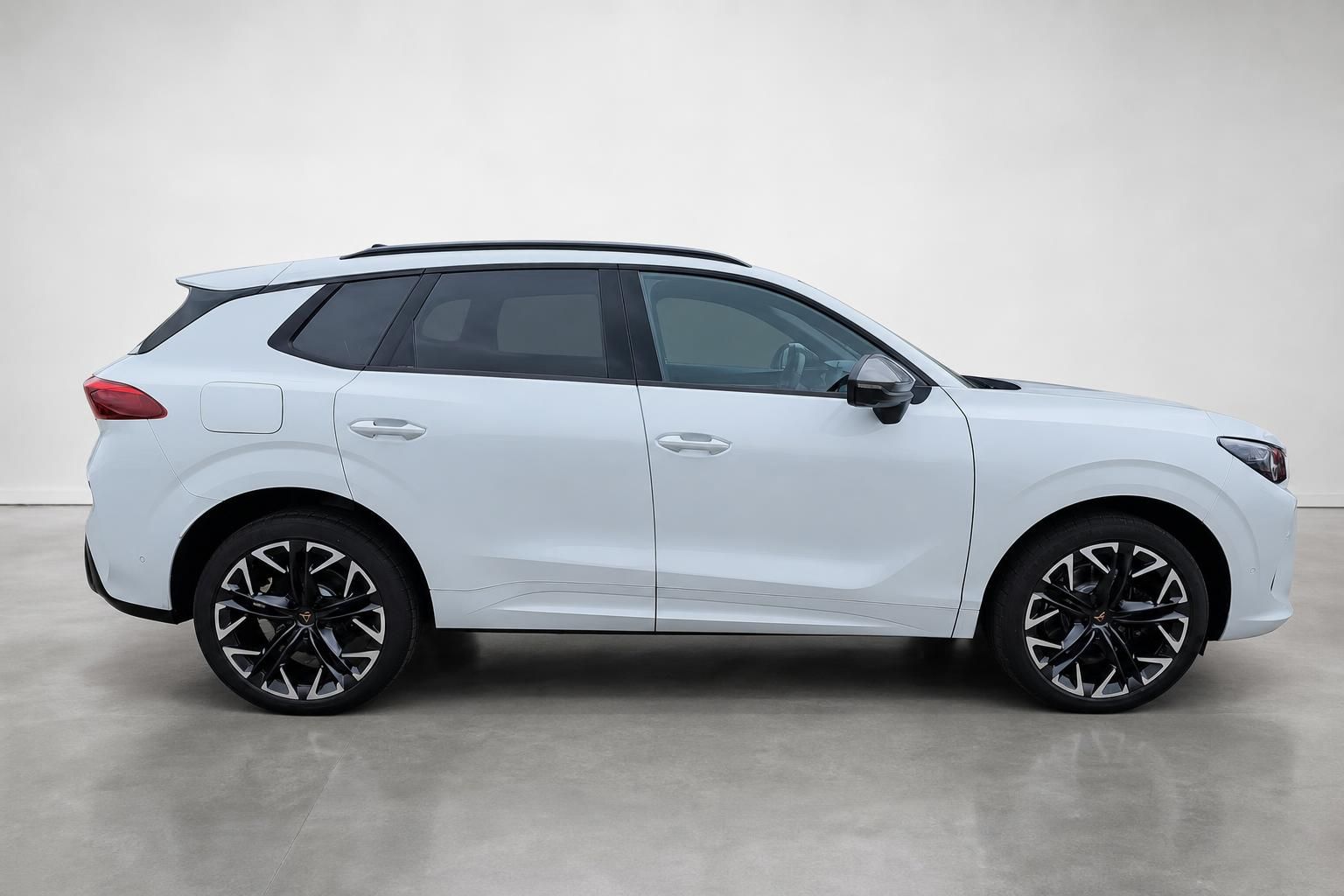 Cupra SUV in Weiss, klassische Seitenansicht im Studio