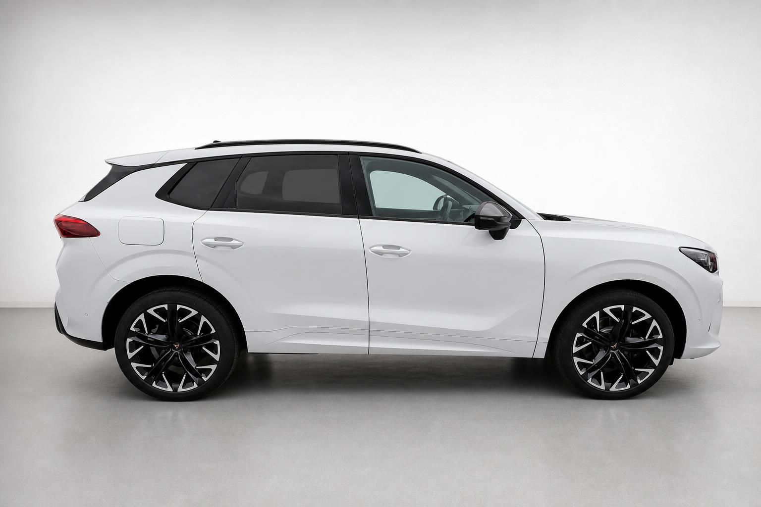 Cupra SUV in Weiss, Seitenansicht mit schwarzen Alufelgen