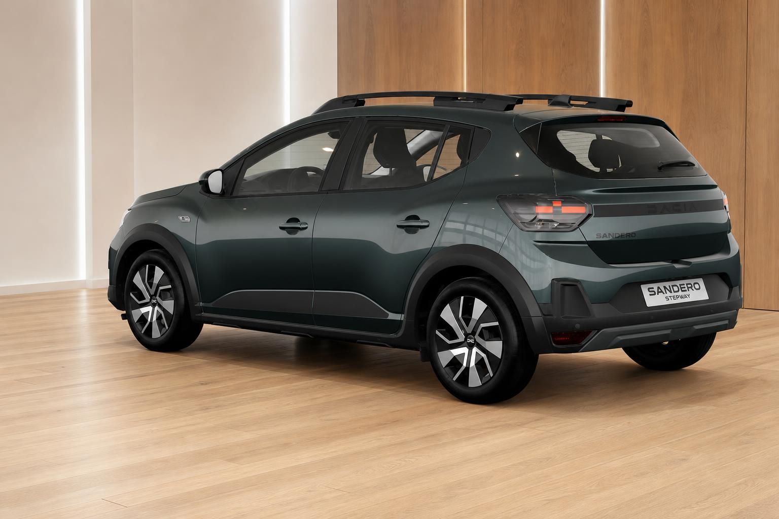 Dacia Sandero Stepway gruen, Heckansicht seitlich im Showroom