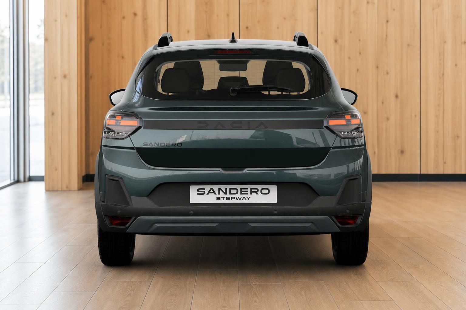 Dacia Sandero Stepway gruen, direkte Heckansicht im Autohaus
