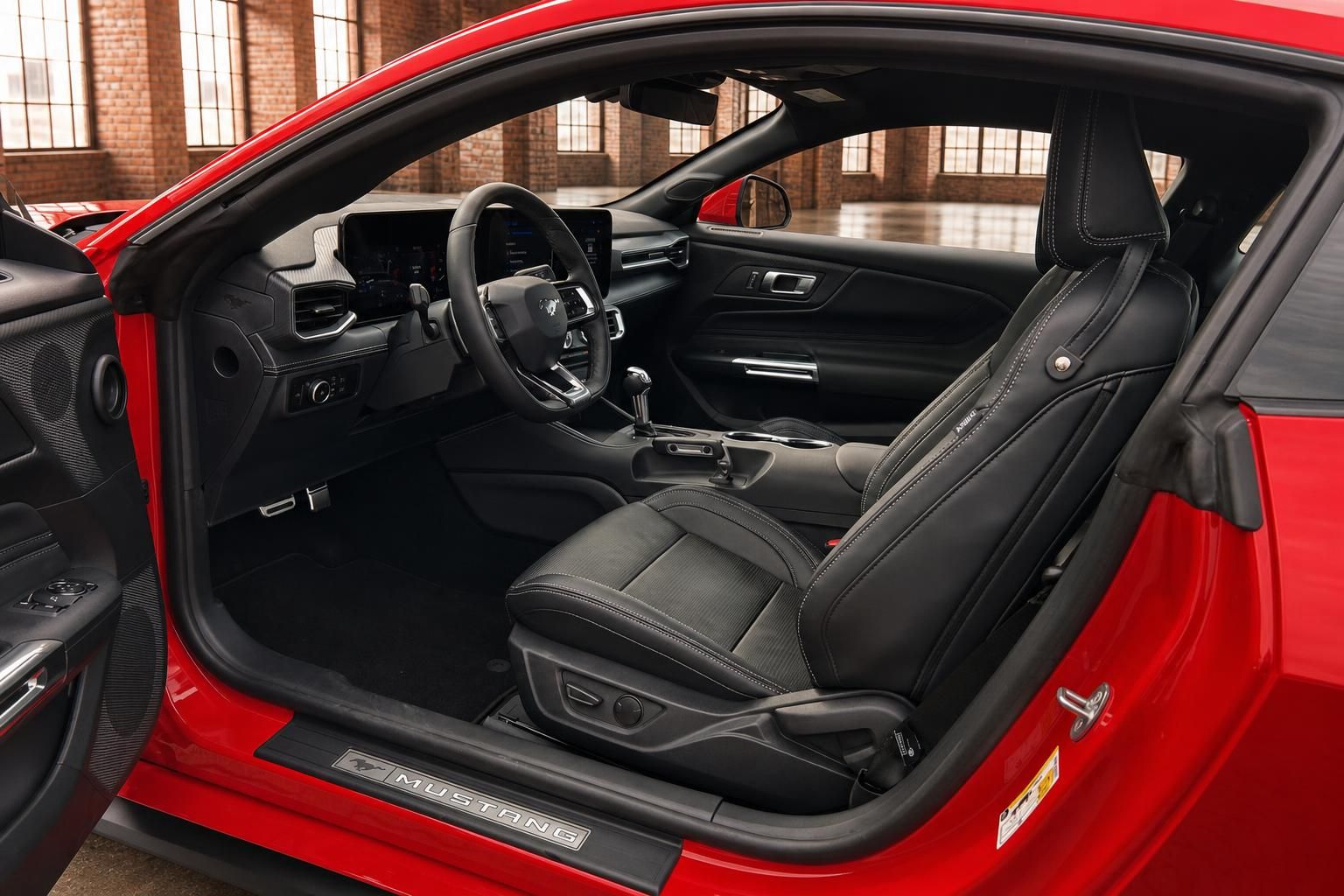 Innenraum des roten Ford Mustang mit schwarzer Lederausstattung und Cockpit