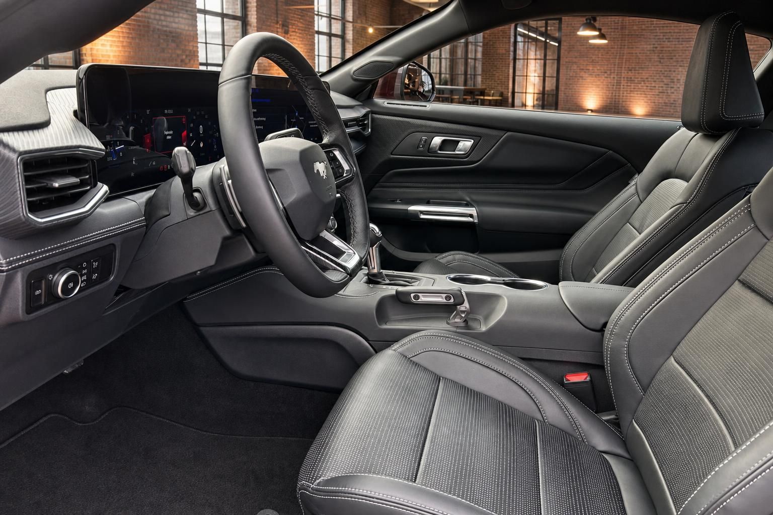 Ford Mustang Innenraum mit schwarzen Ledersitzen und digitalem Cockpit