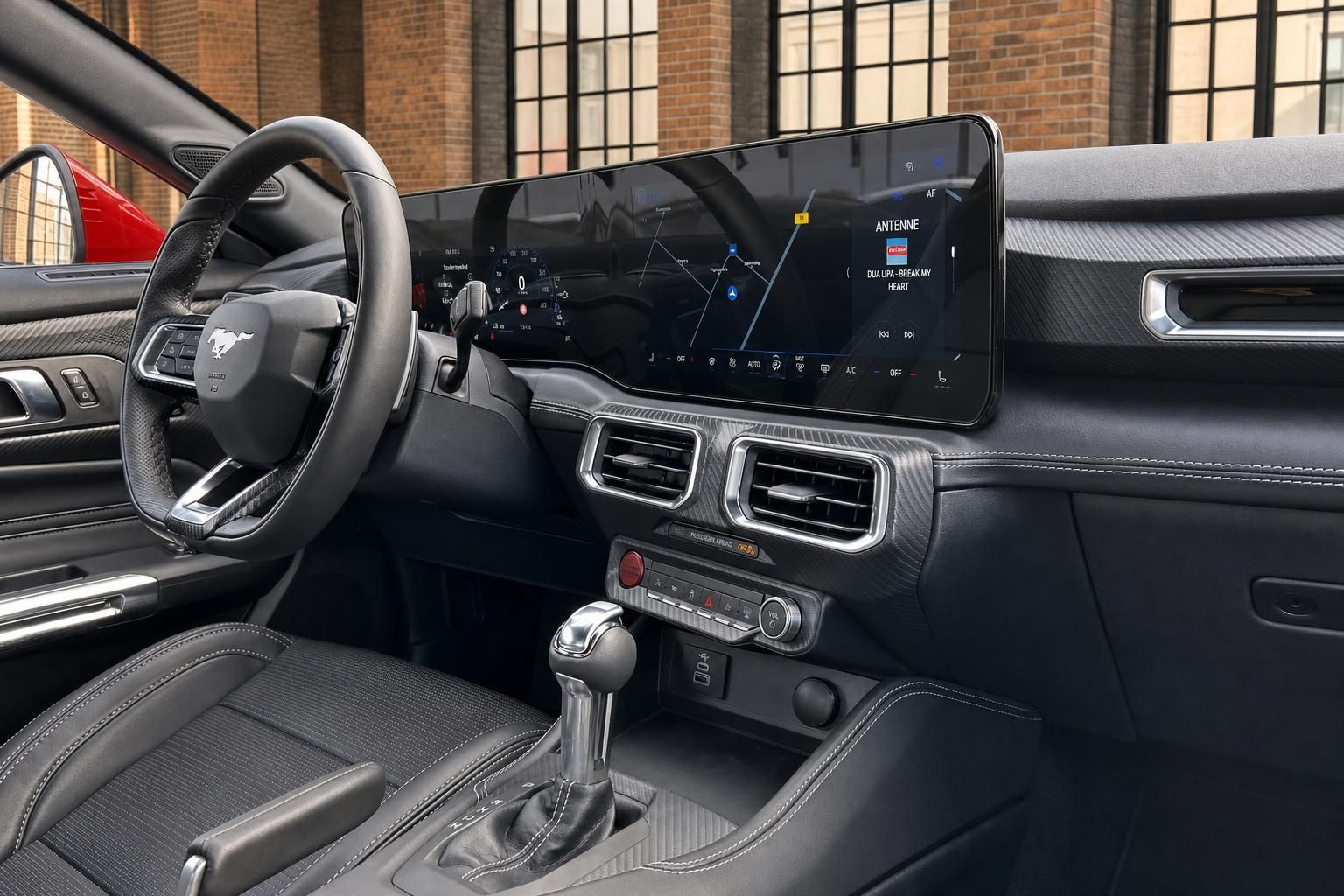 Ford Mustang Mittelkonsole mit Touchscreen und Schaltknauf im Detail