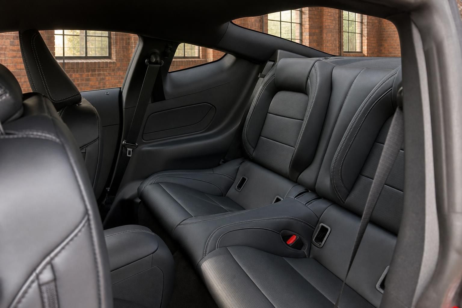 Ford Mustang Rücksitzbank aus schwarzem Leder mit Blick durchs Fenster