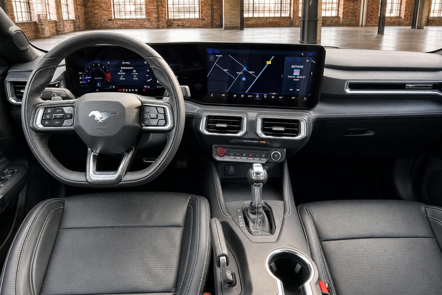 Ford Mustang Cockpit mit Lenkrad und Infotainment-Display in Halle