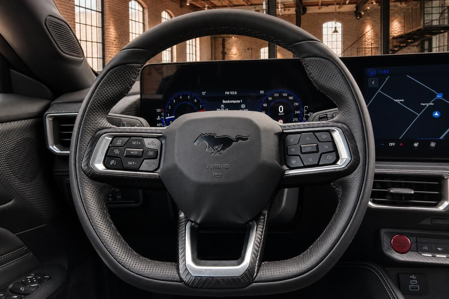 Ford Mustang Lenkrad Nahaufnahme mit Pony-Logo und Digitaltacho