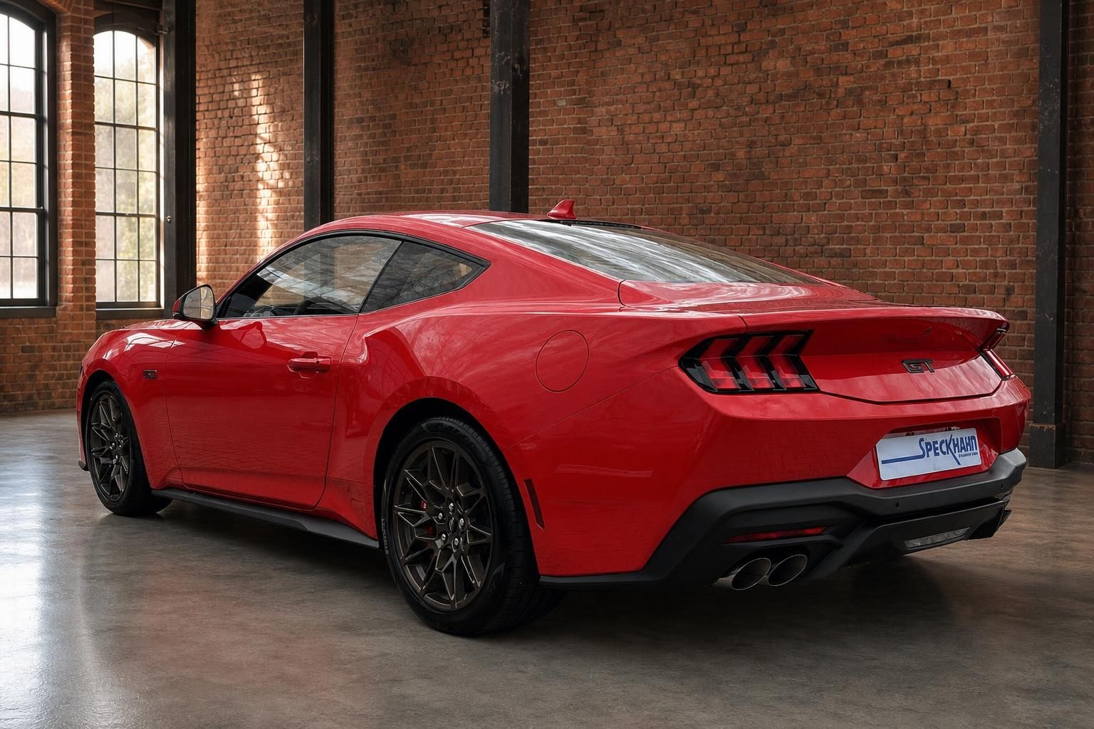 Roter Ford Mustang GT Heckansicht in Industrie-Loft mit Backsteinwand