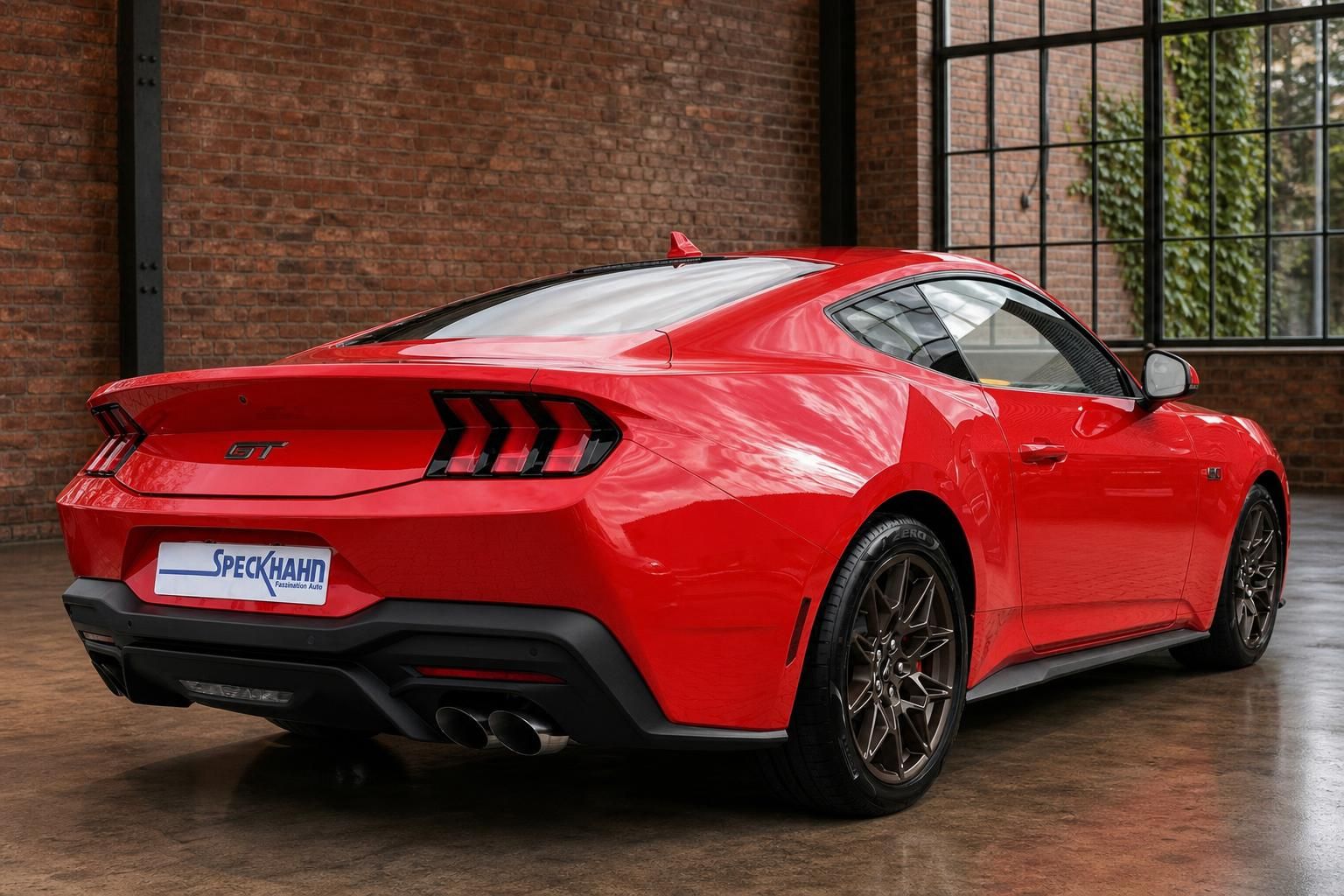 Roter Ford Mustang GT Heck-Seitenansicht mit schwarzen Felgen