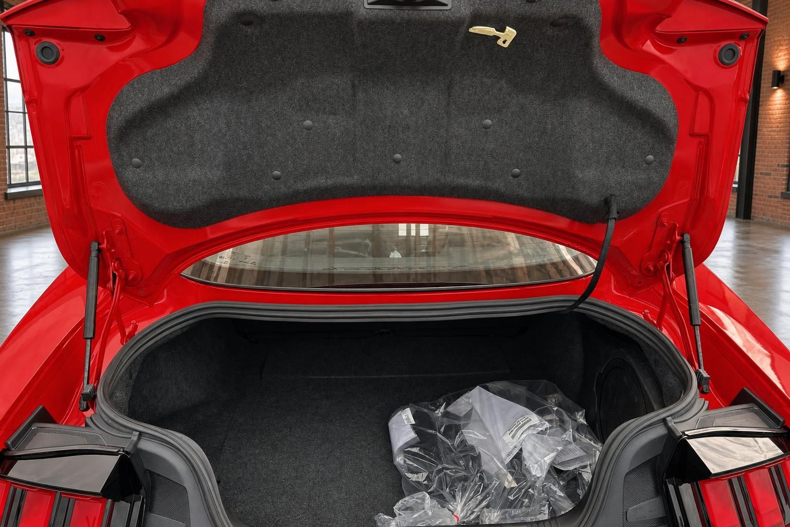 Geoeffneter Kofferraum des roten Ford Mustang mit Ladekapazitaet im Detail