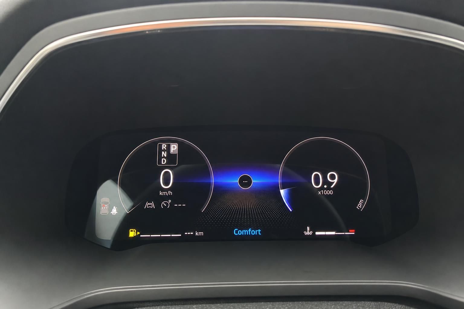 Digitales Armaturenbrett mit rundem Tachometer und Drehzahlmesser im modernen Fahrzeuginterieur