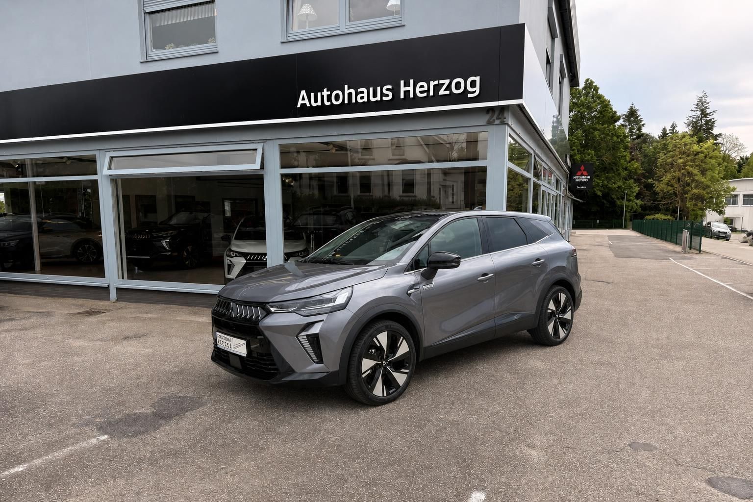 Grauer SUV Schrägansicht vorne - modernes Crossover-Fahrzeug bei Autohaus Herzog