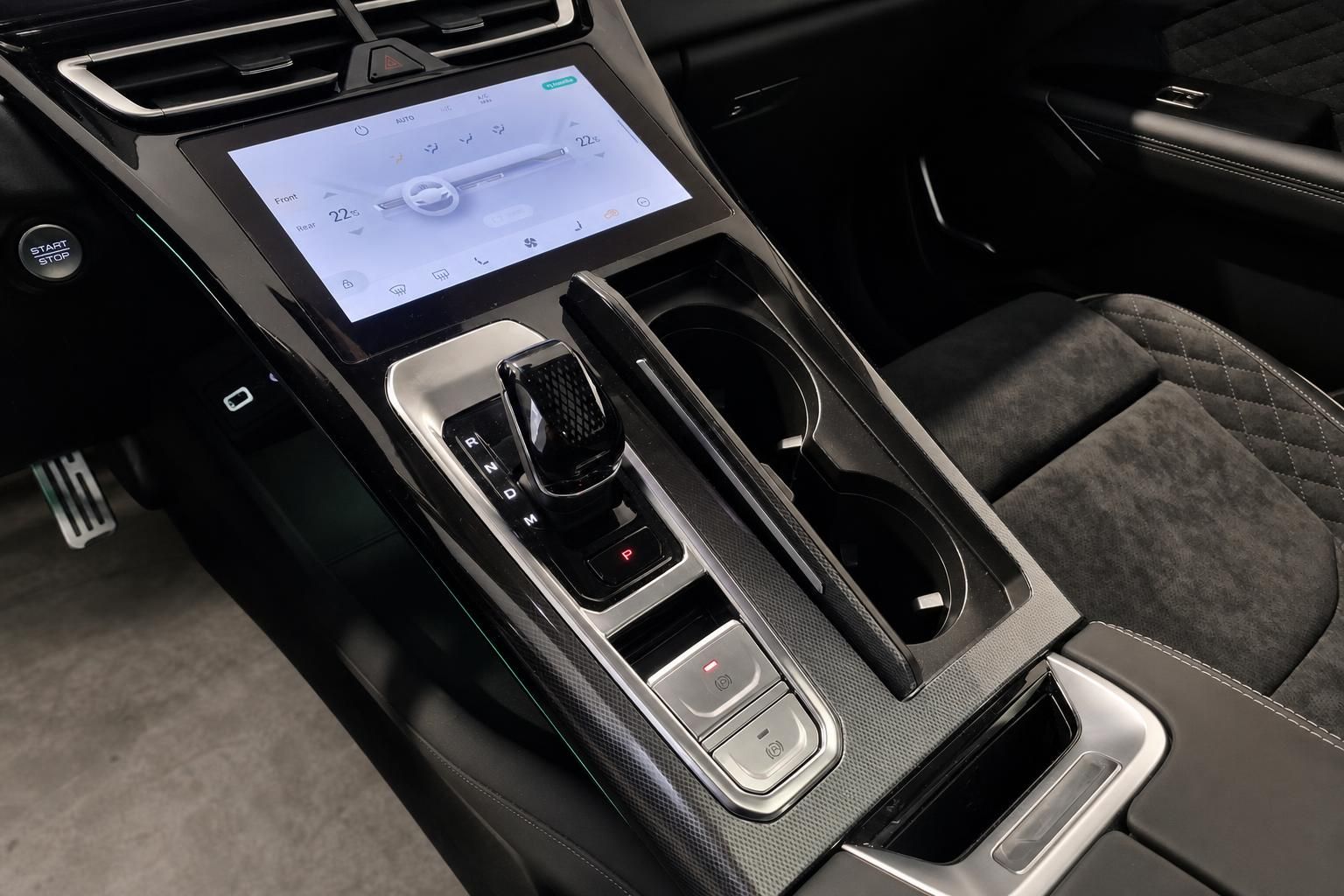 Mittelkonsole mit Schaltung und Touchscreen im Fahrzeuginneren