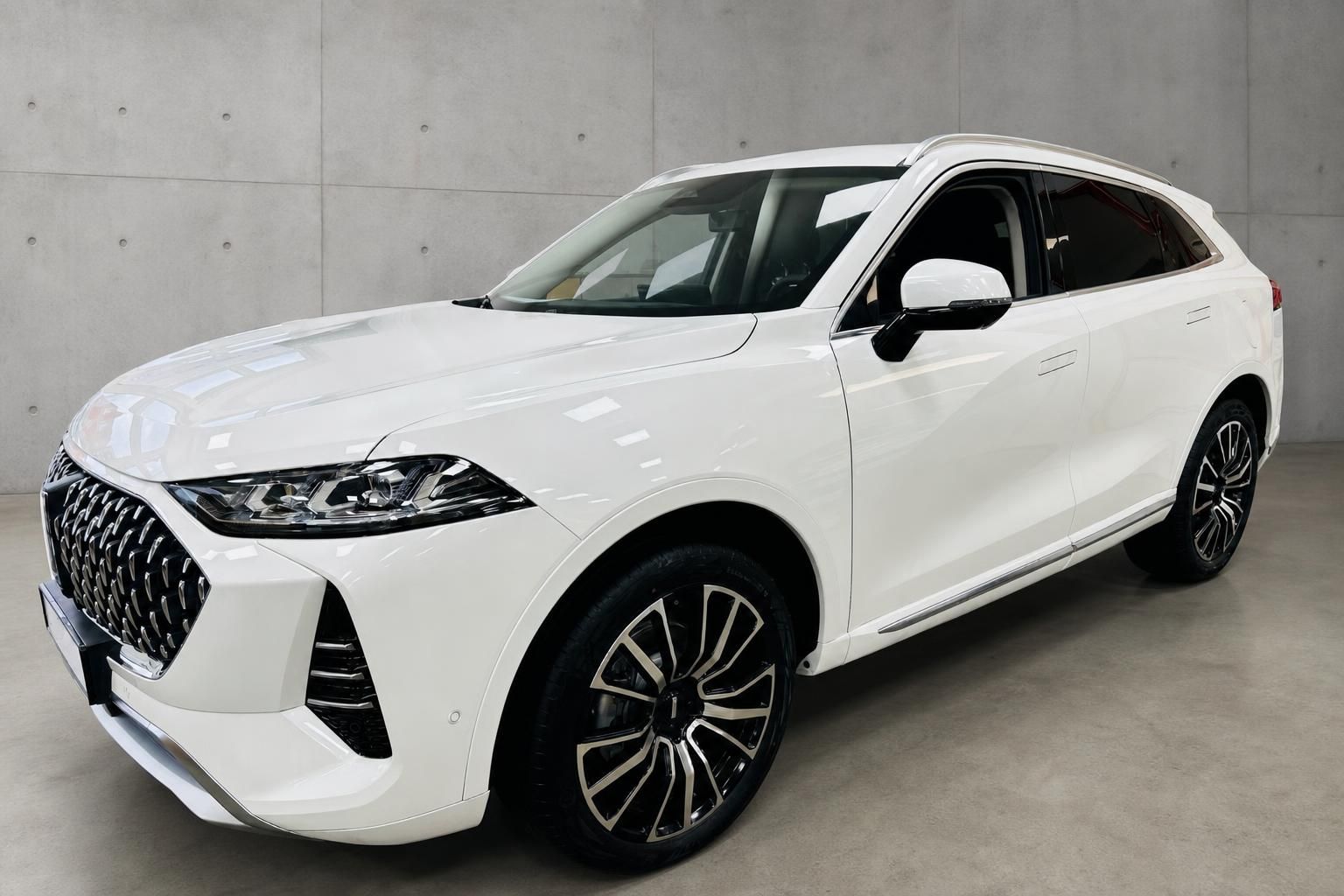 Weisser WEY SUV seitlich fotografiert, Front- und Seitenansicht im Studio