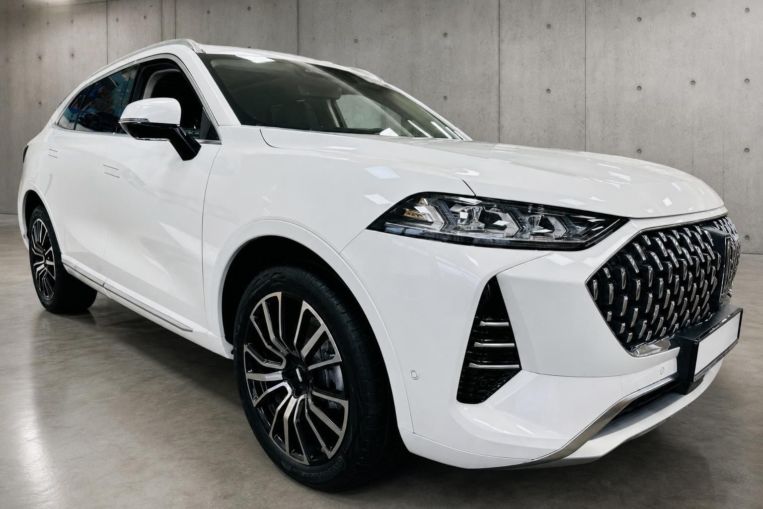 WEY SUV weiss, Frontansicht mit markantem Kuehlergrill und Leichtmetallfelgen