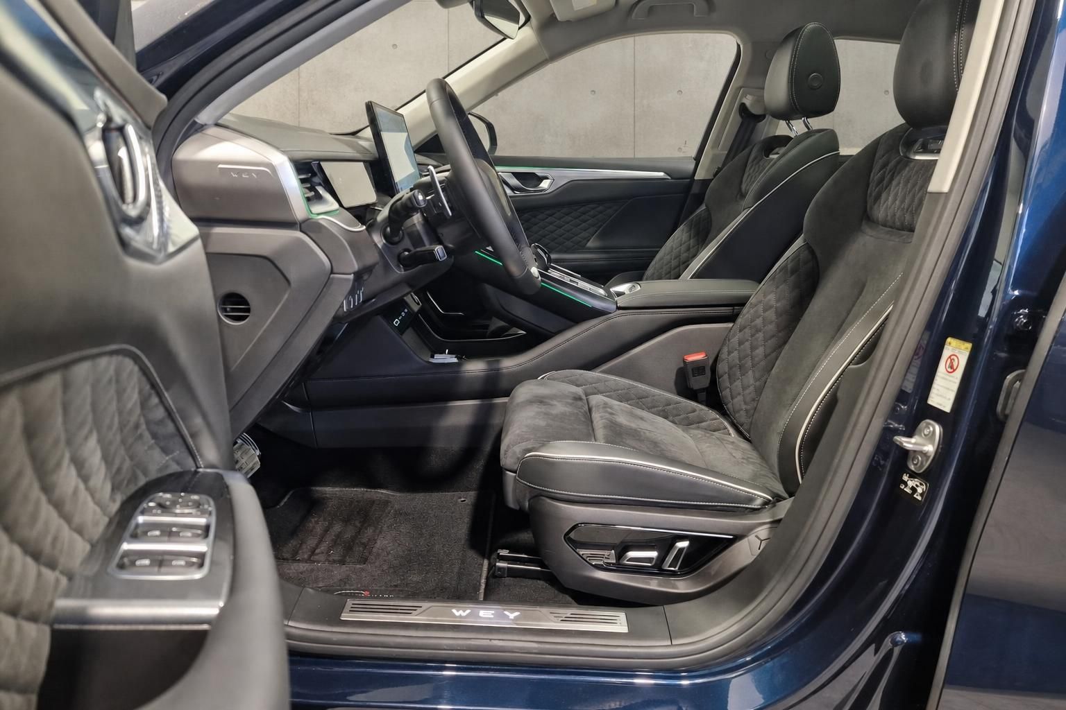 WEY Innenraum, Vordersitze aus schwarzem Leder mit Alcantara und Cockpit