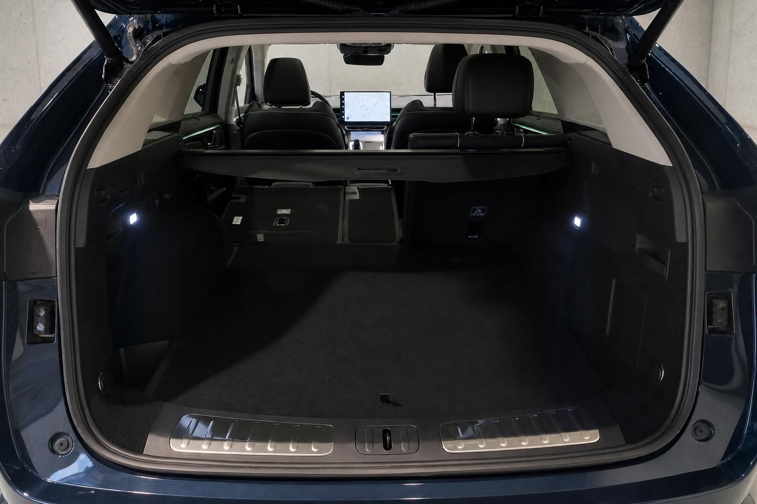Kofferraum Lincoln SUV mit umgeklappten Rücksitzen und viel Ladevolumen